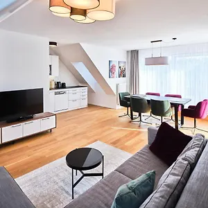Myfavorit - Spacious Next To Puplic Transport U1 Direct Connection To Citycenter Apartament
